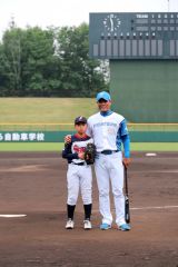 ファーストピッチを務めた明星・花園シャークスの瀬川翔くん（帯広明星小６年）と日本ハムの稲葉篤紀２軍監督