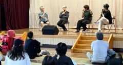 主催者の匠平さん（右）と３人の怪談師たちによる怪談ステージ