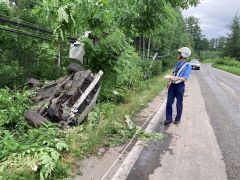 乗用車が路外逸脱し電柱に衝突、男性が重体　足寄町芽登の道道