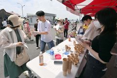 シラカバ樹液入りのレモネードを無料で振る舞う池田高校の生徒