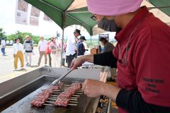 会場内ではいけだ牛をはじめとする地場食材の味覚が販売された