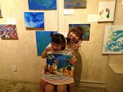 親子で描いた作品と鴨川さん弥生ちゃん母子