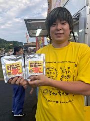 レトルト新商品「トマギューカレー」を手にする井出さん