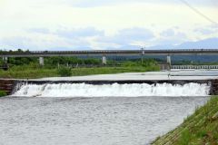 流量を増やして越水している様子（助川かおる撮影、６月２７日午後３時ごろ）
