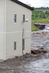堤防が決壊し約１メートルの高さまで水が押し寄せる様子（助川かおる撮影、６月２７日午後４時ごろ）