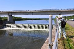 鋼式起伏式ゲートから通水を始める様子（助川かおる撮影、６月２７日午前９時ごろ）