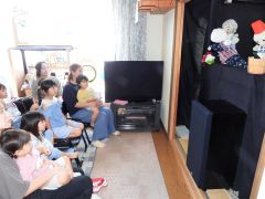 人形劇「おおきなかぶ」を楽しむ参加者


