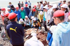 網に掛かった魚を見て歓声を上げる児童