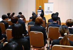 来場者を前に９０秒で自社の紹介をする採用担当者