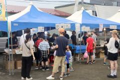 出店などでにぎわった夏祭り

　