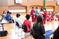 １年生の合同英語授業の冒頭にあいさつする１年生の生徒ら