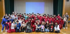 芽室西中学校の１年生と訪問団のメンバーら