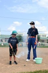 安全に手持ち花火を楽しむ園児