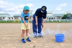 安全に手持ち花火を楽しむ園児安全に手持ち花火を楽しむ園児