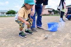 安全に手持ち花火を楽しむ園児