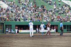 先制となるソロホームランを放った日本ハムの梅林優貴選手（白ユニフォーム右、助川かおる通信員撮影）