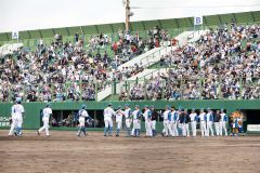 試合に勝利し、チームメイトと勝利を分かち合う日本ハムナイン（助川かおる通信員撮影）