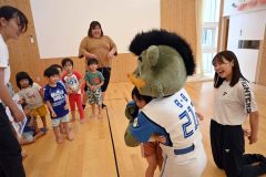 最後、仲良くなったＢ・Ｂとハグをする園児