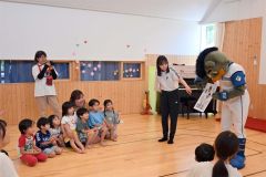 竹市さんやＢ・Ｂと交流する園児たち。Ｂ・Ｂのサインがプレゼントされた