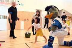 ストラックアウトで竹市さん（中央奥）やＢ・Ｂと交流する園児