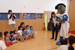 竹市さんやＢ・Ｂと交流する園児たち。Ｂ・Ｂのサインがプレゼントされた