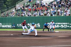 アンダースローの日本ハム・鈴木健矢投手は、持ち味であるテンポの良いピッチングで相手をほんろうする（助川かおる通信員撮影）
