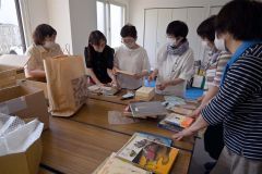 商品に値段を付ける帯広友の会員ら