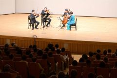 弦楽四重奏を奏でる（左から）小森谷さん、豊島さん、山本さん、篠崎さん