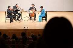 弦楽四重奏を奏でる（左から）小森谷さん、豊島さん、山本さん、篠崎さん