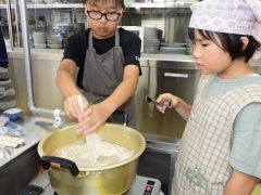 そうめんをゆでる児童