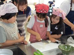 具材を調理する児童
