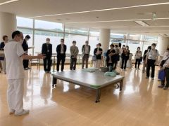 足寄町国保病院で東浦理学療法士（左端）から説明を受ける参加者ら