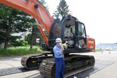 運転席に取付けられた装置について説明する帯広開発建設部関係者