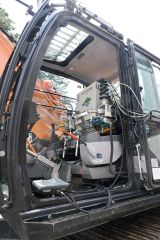 運転席に取付けられた簡易遠隔操縦装置