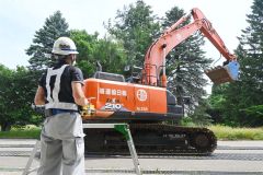 実際に専用コントローラーでバックホウを操縦する様子