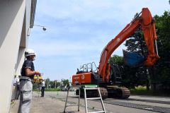 実際に専用コントローラーでバックホウを操縦する様子
