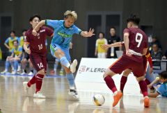 【ディビジョン２第６節・エスポラーダ北海道－広島エフ・ドゥ】後半、積極的にシュートを打つエスポラーダ北海道の三浦憂（中央、青色のユニホーム）＝金野和彦撮影