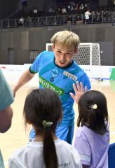 試合後、場内を一周しファンとタッチを交わすエスポラーダ北海道の三浦憂（金野和彦撮影）