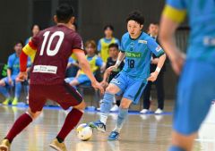 【ディビジョン２第６節・エスポラーダ北海道－広島エフ・ドゥ】後半、相手の陣地に攻め入り、仲間にパス出しのタイミングを図る北海道エスポラーダ北海道の宮原勇哉（右、青色ユニホーム）＝金野和彦撮影