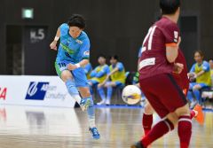 【ディビジョン２第６節・エスポラーダ北海道－広島エフ・ドゥ】後半、中央からシュートを放つ北海道エスポラーダ北海道の宮原勇哉（左、青色ユニホーム）＝金野和彦撮影