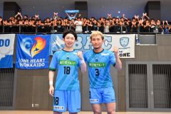 地元開催で勝利を飾った宮原勇哉（左）と三浦憂。試合後、母校の帯北サッカー部の後輩たちと記念写真（金野和彦撮影）