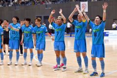 広島エフ・ドゥを２－１で勝利し、エスポラーダ北海道の応援席にあいさつをする宮原勇哉（右）と三浦憂（右から３人目）＝金野和彦撮影