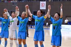 広島エフ・ドゥを２－１で勝利し、エスポラーダ北海道の応援席にあいさつをする宮原勇哉（右）と三浦憂（右から３人目）＝金野和彦撮影