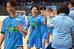 試合後、コートサイドのファンと笑顔でハイタッチを交わすエスポラーダ北海道の宮原勇哉（左から２人目）＝金野和彦撮影
