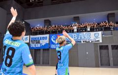 広島エフ・ドゥに勝利し、エスポラーダ北海道の宮原勇哉（左）と三浦憂（右、共に帯北サッカー部ＯＢ）に声援を送る、帯北サッカー部の部員たち（金野和彦撮影）