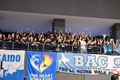 エスポラーダ北海道の宮原勇哉、三浦憂（共に帯北サッカー部ＯＢ）の試合を観戦する帯北サッカー部の部員たち（金野和彦撮影）