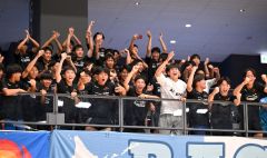 エスポラーダ北海道の宮原勇哉、三浦憂（共に帯北サッカー部ＯＢ）の試合を観戦する帯北サッカー部の部員たち（金野和彦撮影）