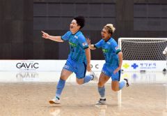 【ディビジョン２第６節・エスポラーダ北海道－広島エフ・ドゥ】試合終了間際、エスポラーダ北海道の山田優介（左）が勝ち越しのゴールを決め、応援席に向かって駆け出す。右は三浦憂（金野和彦撮影