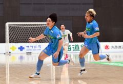 【ディビジョン２第６節・エスポラーダ北海道－広島エフ・ドゥ】試合終了間際、エスポラーダ北海道の山田優介（左）が勝ち越しのゴールを決め、応援席に向かって駆け出す。右は三浦憂（金野和彦撮影