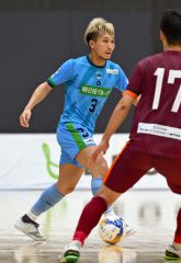 【ディビジョン２第６節・エスポラーダ北海道－広島エフ・ドゥ】後半、中盤でボールキープし、仲間にパスを出すタイミングを図るエスポラーダ北海道の三浦憂（左、青色のユニホーム）＝金野和彦撮影
